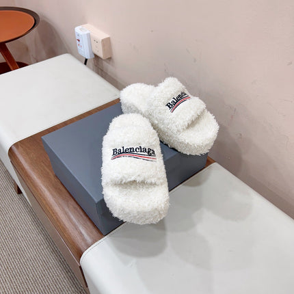 THICK-SOLED SLIPPERS IN WHITE WOOL