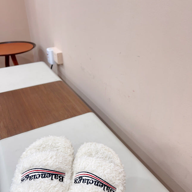 THICK-SOLED SLIPPERS IN WHITE WOOL