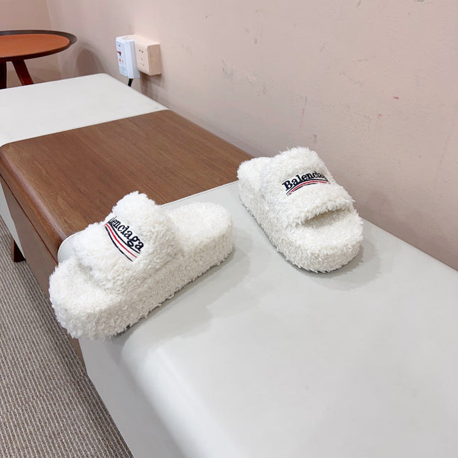 THICK-SOLED SLIPPERS IN WHITE WOOL