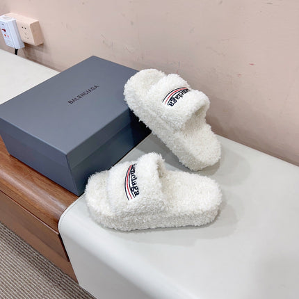 THICK-SOLED SLIPPERS IN WHITE WOOL