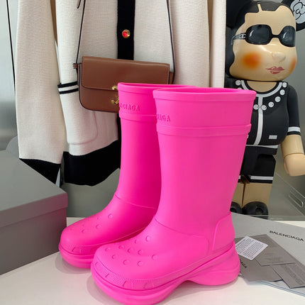 CROCS BOOTS IN BRIGHT PINK RUBBER