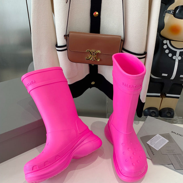 CROCS BOOTS IN BRIGHT PINK RUBBER