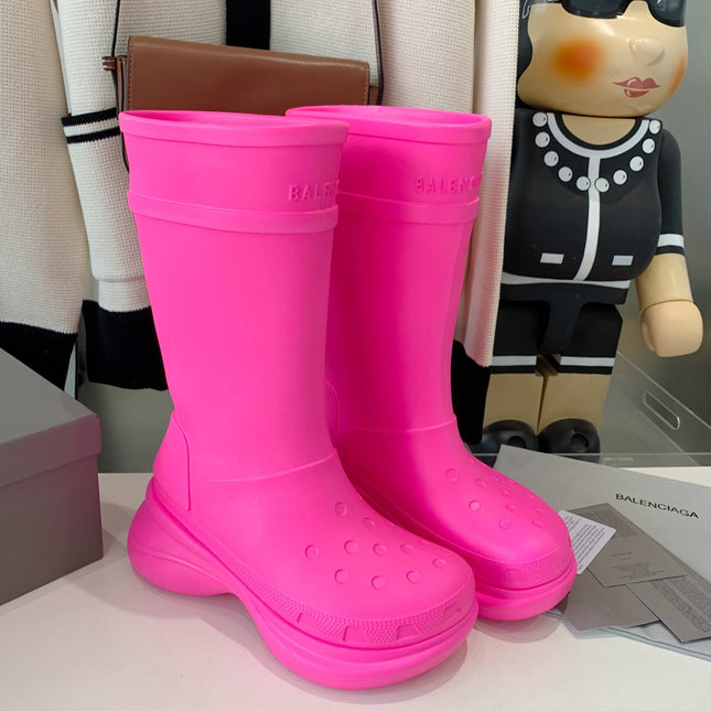 CROCS BOOTS IN BRIGHT PINK RUBBER