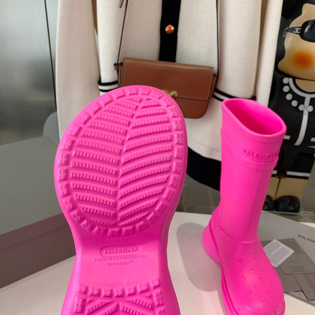 CROCS BOOTS IN BRIGHT PINK RUBBER