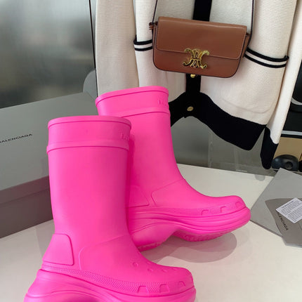CROCS BOOTS IN BRIGHT PINK RUBBER