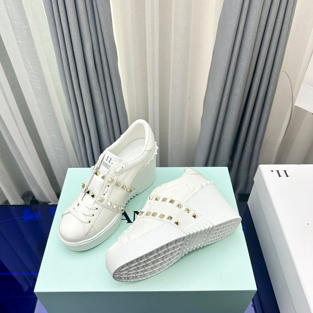 FLATFORM ROCKSTUD UNTITLED SNEAKER IN WHITE CALFSKIN
