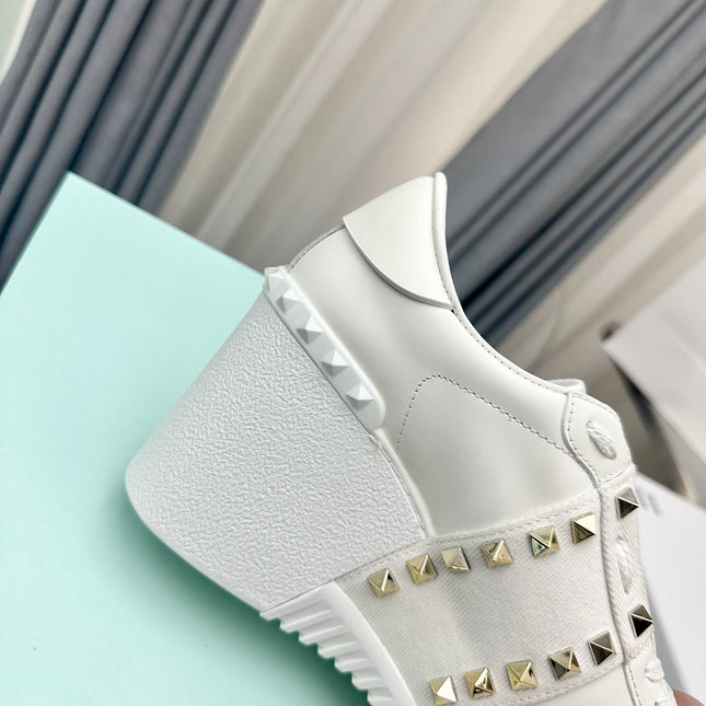 FLATFORM ROCKSTUD UNTITLED SNEAKER IN WHITE CALFSKIN