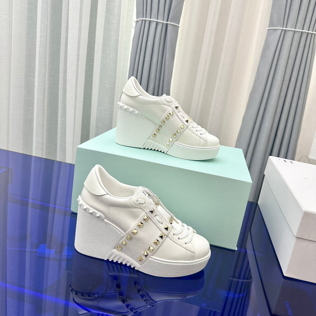 FLATFORM ROCKSTUD UNTITLED SNEAKER IN WHITE CALFSKIN