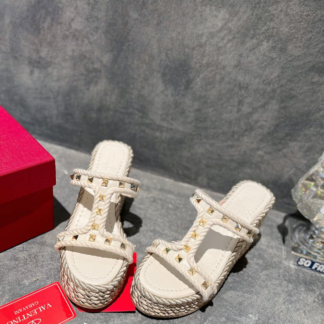 ROCKSTUD LAMINATED NAPPA WEDGE SANDAL 100 MM WHITE