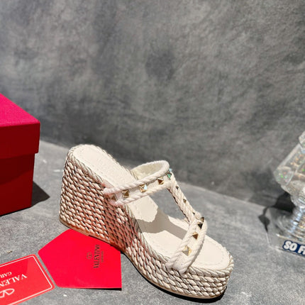 ROCKSTUD LAMINATED NAPPA WEDGE SANDAL 100 MM WHITE