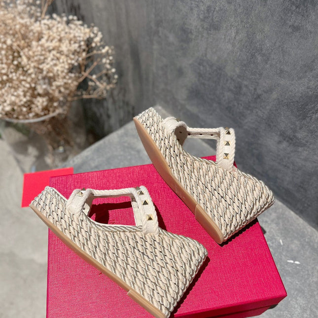 ROCKSTUD LAMINATED NAPPA WEDGE SANDAL 100 MM WHITE