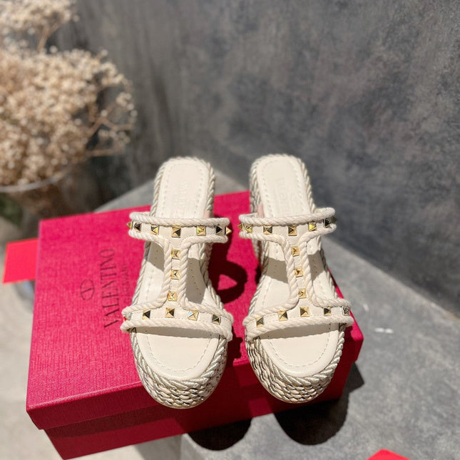 ROCKSTUD LAMINATED NAPPA WEDGE SANDAL 100 MM WHITE