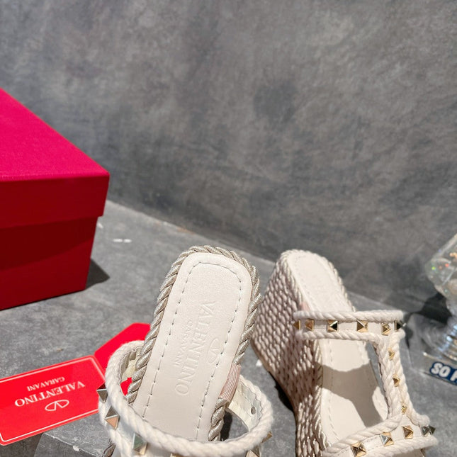 ROCKSTUD LAMINATED NAPPA WEDGE SANDAL 100 MM WHITE