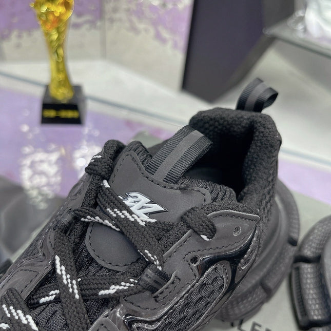 3XL SNEAKER IN BLACK MESH AND POLYURETHANE