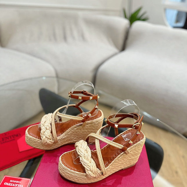GARAVANI ROCKSTUD WEDGE SANDALS IN BRONZE BROWN CALFSKIN AND BEIGE RAFFIA
