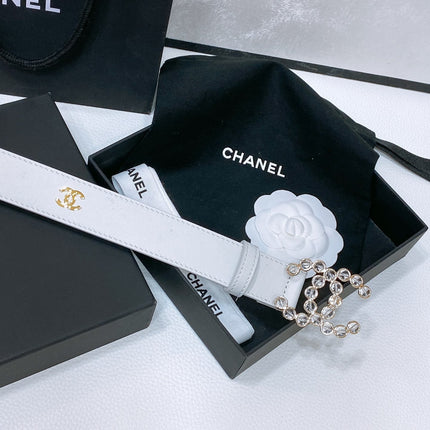 CC BELT 30 MM IN WHITE CALFSKIN PEARL LOGO WITH GOLD HARDWARE