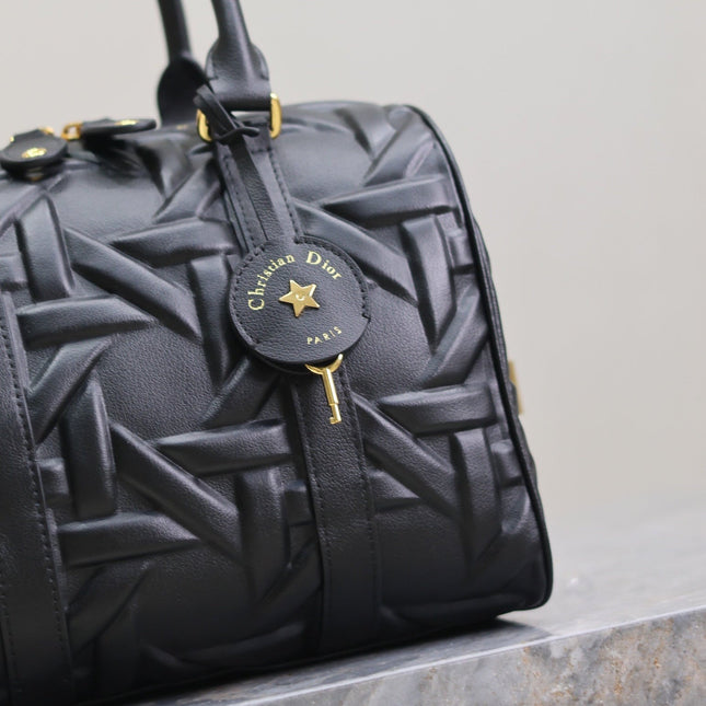 GROOVE BAG 25 IN BLACK MACROCANNAGE CALFSKIN WITH GOLD HARDWARE