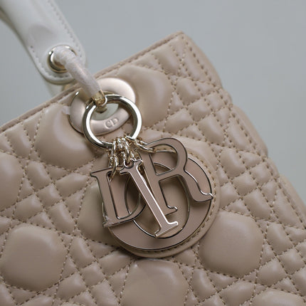MEDIUM LADY BAG 24 IN POWDER BEIGE QUILTED MACROCANNAGE CALFSKIN METAL CHARM