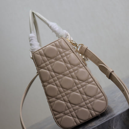 MEDIUM LADY BAG 24 IN POWDER BEIGE QUILTED MACROCANNAGE CALFSKIN METAL CHARM