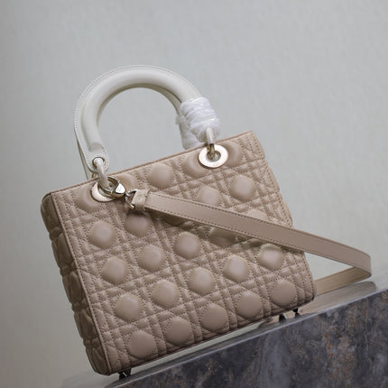 MEDIUM LADY BAG 24 IN POWDER BEIGE QUILTED MACROCANNAGE CALFSKIN METAL CHARM
