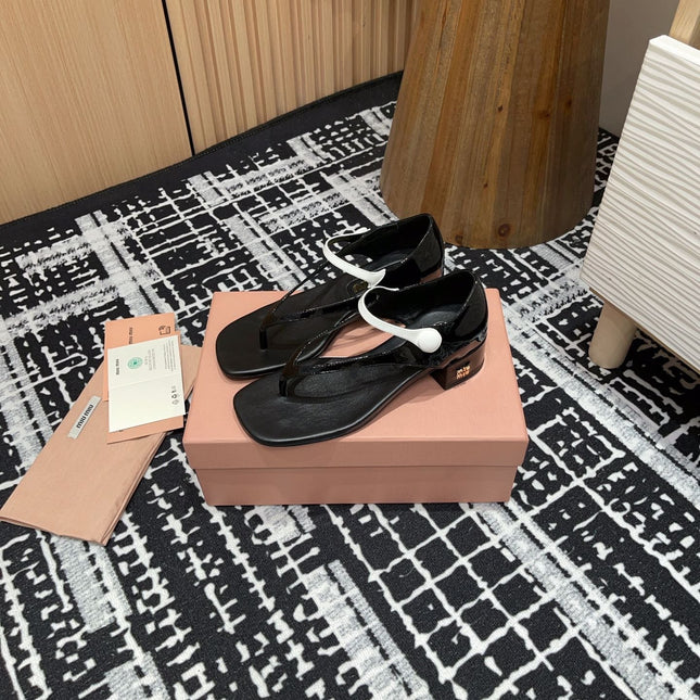 HIGH THONG SANDALS WITH WHITE STRAP IN BLACK GLOSSY LAMBSKIN