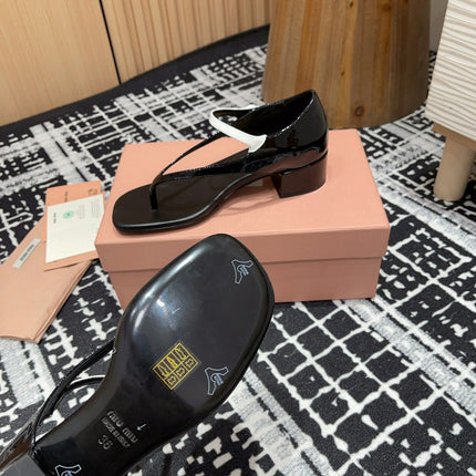 HIGH THONG SANDALS WITH WHITE STRAP IN BLACK GLOSSY LAMBSKIN