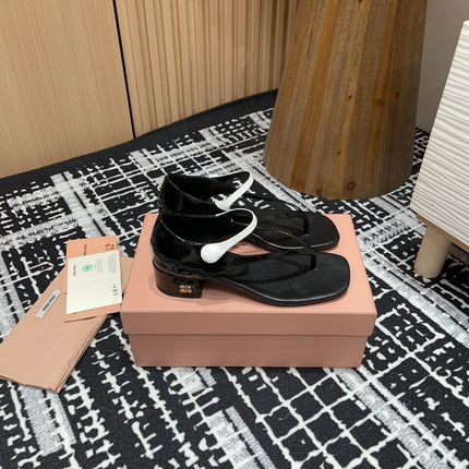 HIGH THONG SANDALS WITH WHITE STRAP IN BLACK GLOSSY LAMBSKIN