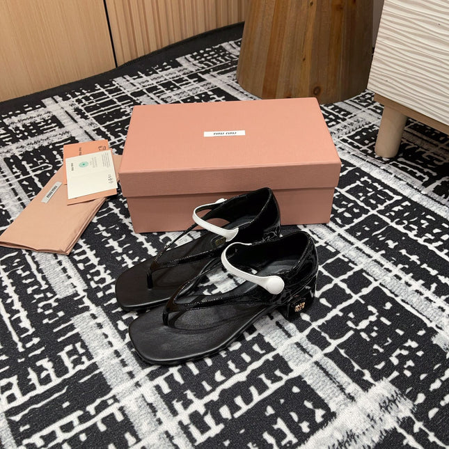 HIGH THONG SANDALS WITH WHITE STRAP IN BLACK GLOSSY LAMBSKIN