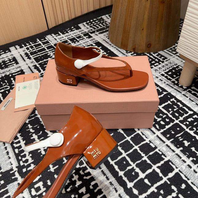 HIGH THONG SANDALS WITH WHITE STRAP IN RED BROWN GLOSSY LAMBSKIN