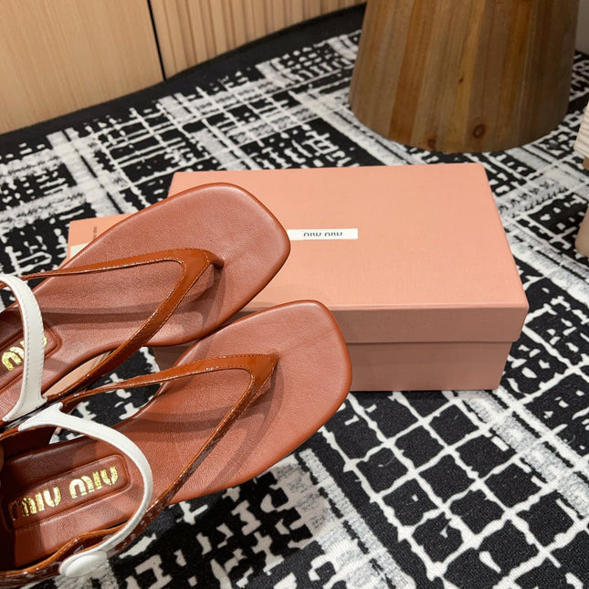 HIGH THONG SANDALS WITH WHITE STRAP IN RED BROWN GLOSSY LAMBSKIN