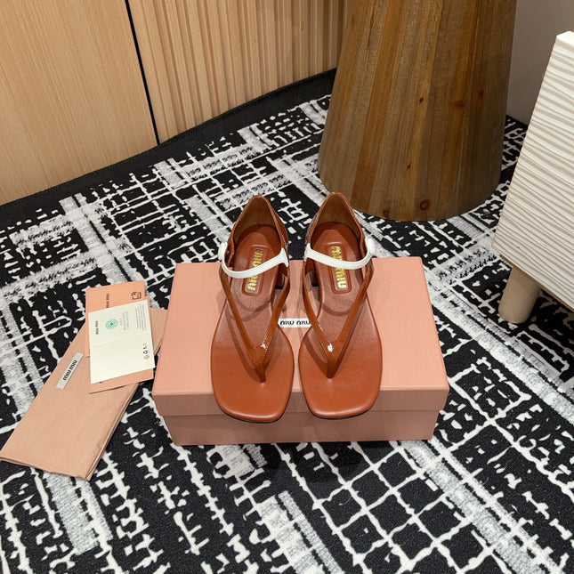 HIGH THONG SANDALS WITH WHITE STRAP IN RED BROWN GLOSSY LAMBSKIN