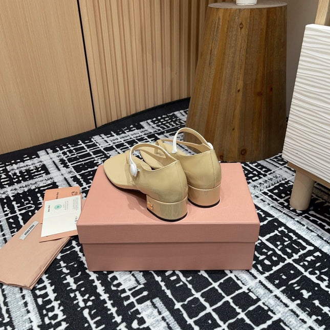 HIGH THONG SANDALS WITH WHITE STRAP IN BEIGE GLOSSY LAMBSKIN