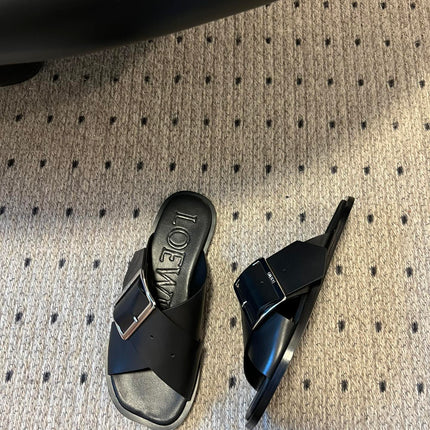 PETAL BELT FLAT SANDAL IN BLACK CALFSKIN