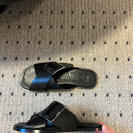 PETAL BELT FLAT SANDAL IN BLACK CALFSKIN