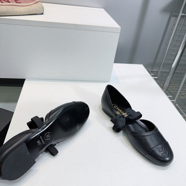 CHANEL FLAT MARY JANE SHOES 25S IN BLACK LAMBSKIN EMBOSSED LOGO WITH BOW