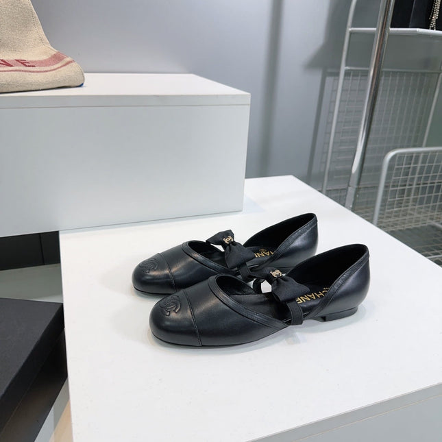 CHANEL FLAT MARY JANE SHOES 25S IN BLACK LAMBSKIN EMBOSSED LOGO WITH BOW