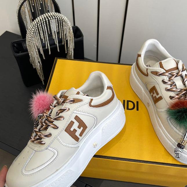 FENDI 25S SNEAKERS 50 MM IN CREAM WHITE SYNTHETIC LEATHER WITH CHARM