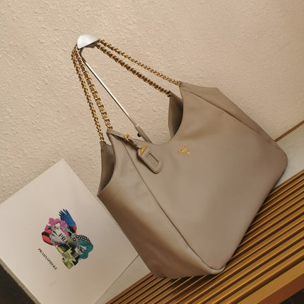 CHAIN TOTE 39 SOFT GREY CALFSKIN