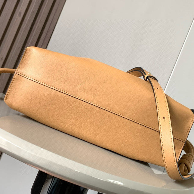 LOE MEDIUM 30 FLAMENCO KNOT IN BEIGE LAMBSKIN