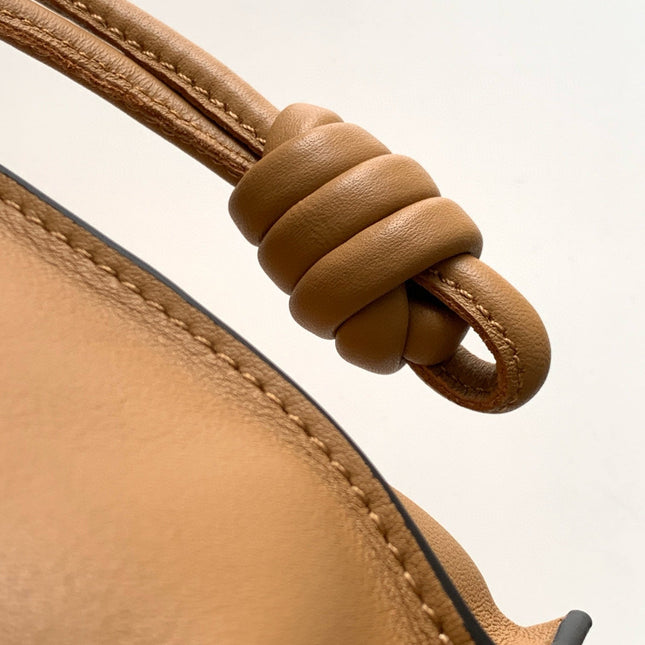 LOE MEDIUM 30 FLAMENCO KNOT IN BEIGE LAMBSKIN