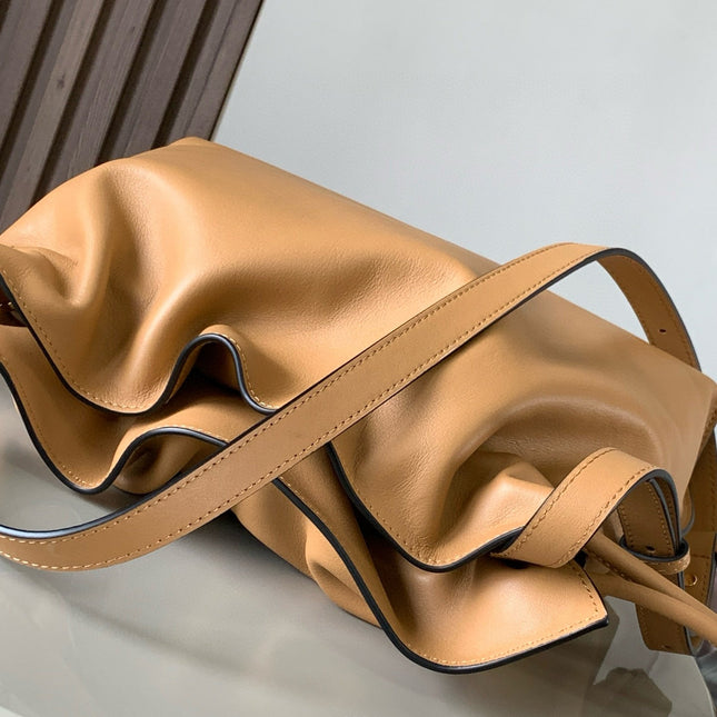 LOE MEDIUM 30 FLAMENCO KNOT IN BEIGE LAMBSKIN