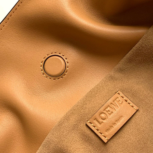 LOE MEDIUM 30 FLAMENCO KNOT IN BEIGE LAMBSKIN