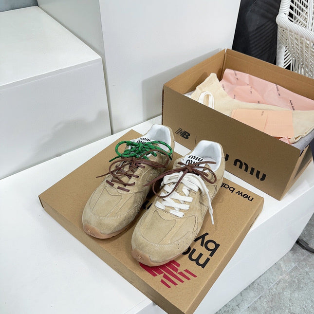 MIUxNEW 530 SNEAKER IN BROWN ECRU SUEDE