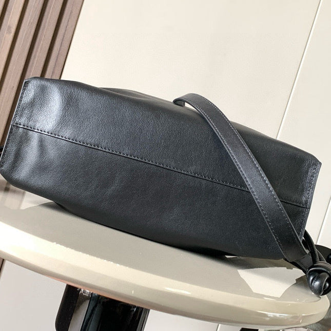 LOE MEDIUM 30 FLAMENCO KNOT IN BLACK LAMBSKIN GLOGO