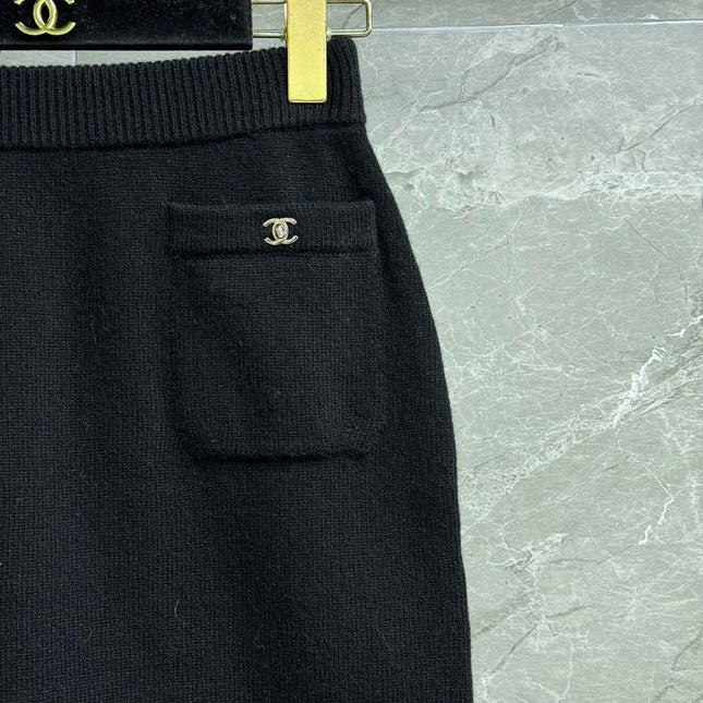 CC ICONIC SKIRT IN BLACK WOOL KNIT WITH FRONT POCKETS