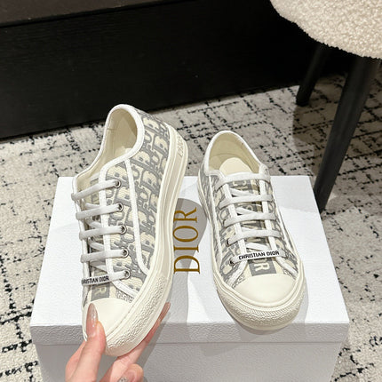 CD WALK'N SNEAKER IN GRAY EMBROIDERED COTTON