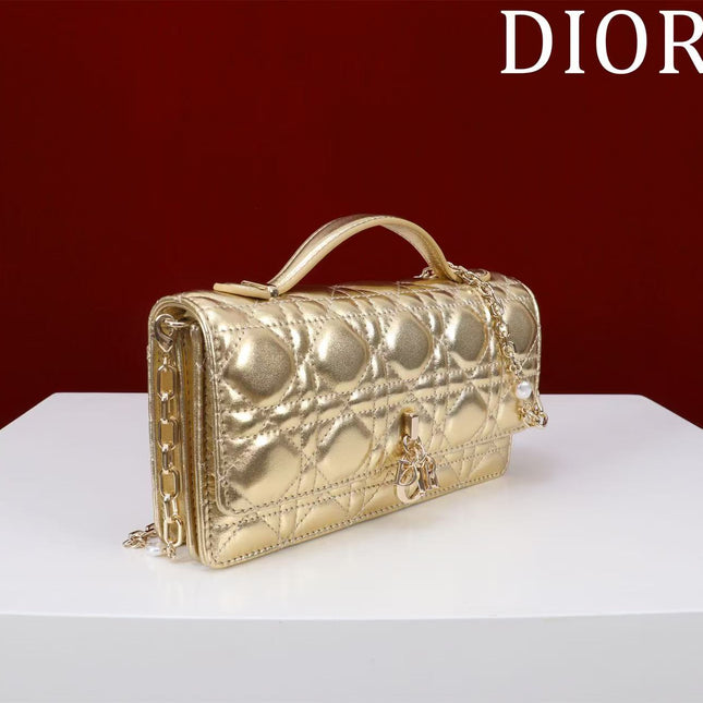 CD BAG 21 IN GOLD CALFSKIN WITH GOLD HARDWARE