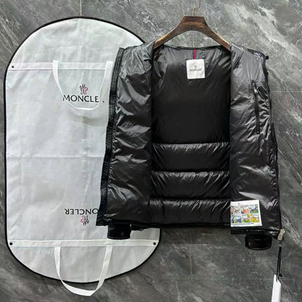 MONCLER PUFFER JACKET IN BLACK