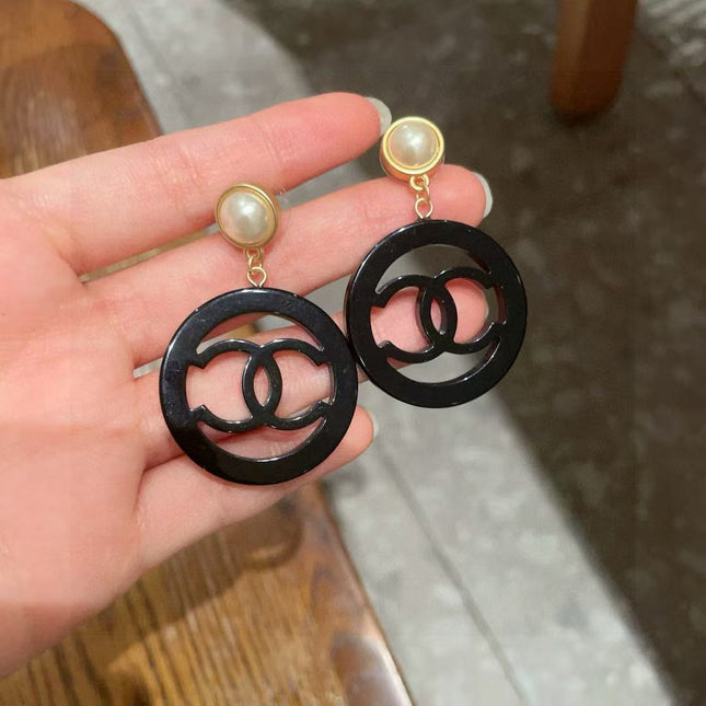 CC EARRINGS IN BLACK AND GOLD
