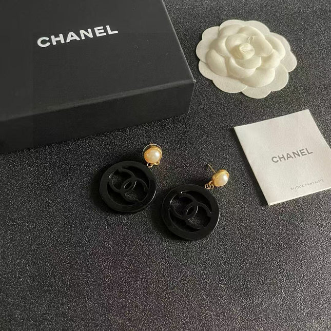 CC EARRINGS IN BLACK AND GOLD
